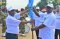  مدير سكرتارية الايساف (يسار) يسلم العلم إلى وزير الدفاع في بوروندي (يمين) 