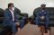Le Brigadier-Général Getachew Shiferaw Fayisa, Directeur de l'EASF (à gauche) et le Brigadier-Général Joseph Demali, Attaché de Défense du Rwanda, partagent un moment léger au cours de la réunion du 26 Février 2021.