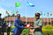 مدير القوة الاحتياطية لشرق إفريقيا العميد فايزا يقدم هدية لرئيس وفد كلية الدفاع الوطني النيجيرية اللواء إ. ونوماجور في 14 مارس 2022.