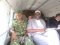 Le Général de Division, Prime Niyongabo, Chef des Forces de Défense burundaises (à gauche) et le Ministre d'État aux Affaires des Anciens Combattants ougandais, le Lieutenant-colonel Bright Rwamirama (à droite) lors du voyage à Kitgum.