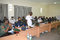 يشارك أحد ضباط كلية الدفاع الوطنية النيجيرية بعض النقاط مع المشاركين في الاجتماع في أسكرتارية الايساف.