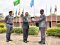Le Directeur de l'EASF, Brig Gen Fayisa, remet un cadeau au Haut-Commissaire indien au Kenya, Son Excellence Dr Virander Paul. À gauche, l'attaché de défense de l'ambassade, le capitaine de vaisseau Nitesh Garg.  