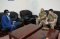 مدير الايساف العقيد فايسا يجري مباحثات مع شيبي (يمين) اثناء الاجتماع الذي عقد في 24 مايو 2021. يرافق العميد ملتون مسؤول في فريق دعم السلام البريطاني في افريقيا ( وسط)
