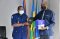 مدير أكاديمية السلام في رواندا، العقيد جيل روتاريمارا (يمين) يقدم هدية لرئيس مكون شرطة الايساف ، العقيد علي محمد روبله.