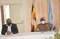 ضيف الشرف اللواء جيفري، نائب قادر القوات الجوية في الجيش الاوغندي برفقة المدرب الأول اثناء جفل افتتاح الدورة في 17 مايو 2021 في عنتيبي، اوغندا