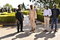 رئيس الأركان المشترك (على اليسار) مع مسؤولين من قسم تكنولوجيا المعلومات في الايساف بعيد الافتتاح الرسمي للتدريب في مركز قيادة البنك التجاري الكيني في كارين، نيروبي.