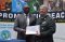 Le Colonel Claus Pedersen, Conseiller Technique danois sortant, reçoit un certificat de service du Major-Général Charles Rudakabana, Chef d'Etat-major Interarmées de l'EASF.