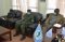 من اليسار إلى اليمين: المحلق الشرطي في السفارة الرواندية في نيروبي، ومسؤول برنامج الجيش في الايساف والمساعد العسكري للمدير ضمن الحضور في الاجتماع 