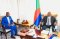 رئيس اتحاد جزر القمر فخامة الرئيس غزالي العثماني (يمين) يجري مناقشات جادة مع رئيس الأركان العسكرية في الايساف العقيد عبد الله رفيق في 3 ديسمبر 2021.