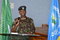 ضابط من وحدة الإشارة في قوات الدفاع الكينية يخاطب المشاركين في تدريب القيادة والتحكم والاتصالات ونظام المعلومات خلال حفل الافتتاح في 14 مارس 2022.
