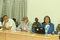 يتابع موظفوا الايساف العرض خلال حفل تسليم التقرير في كارين ، نيروبي ، في الخامس من أبريل 2022.