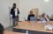 تقدم مساعدة محلل النزاعات السيدة إيرين أوجاجا عرضًا حول الانتخابات والشباب والجندر خلال التدريب الذي استمر يومين في السكرتارية في كارين ، نيروبي
