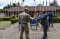 رئيس قسم عمليات دعم السلام في الايساف العقيد هنري(يمين) يودع العميد شيبي ملتون بعد المباحثات في سكرتارية الايساف 
