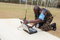 يقوم الرقيب جيفري وامونو من قوات الدفاع الكينية بتكوين المعدات التي سيتم استخدامها أثناء اداء التمرين.